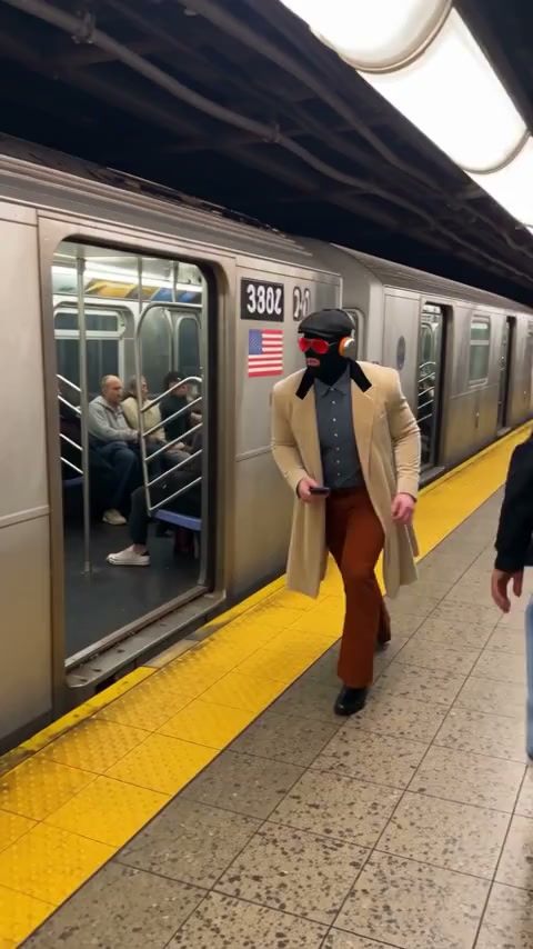 Long trench coat following the original platform movement